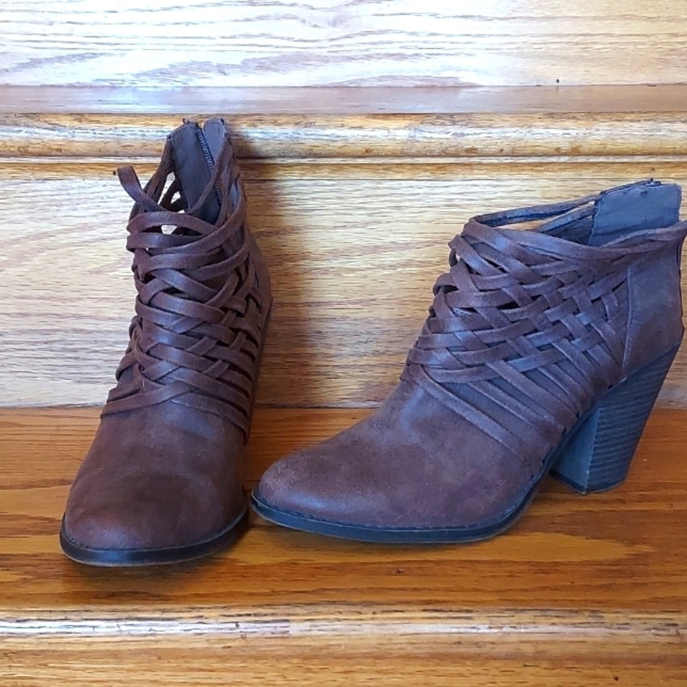 Fergalicious woven ankle boot sz 9